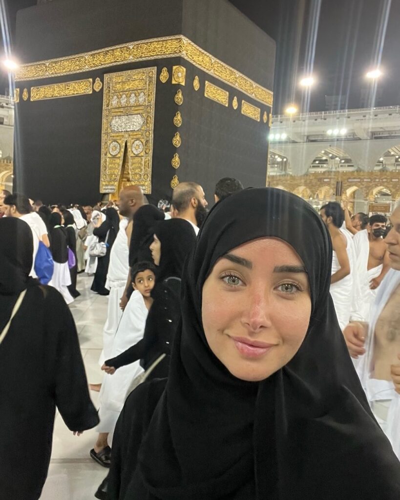 بصورة أمـ.ـام الكـ.ـعبة ..هنا زاهـ.ـد تؤ د ي منـ.ـاسـ.ـك العـ.ـمـ.ـرة ...